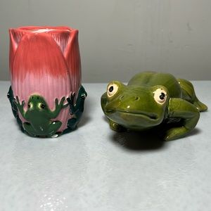VINTAGE ALLURE 1998 HAND PAINTED CERAMIC FLOWER MINI VASE FROGS & Frog Figurine